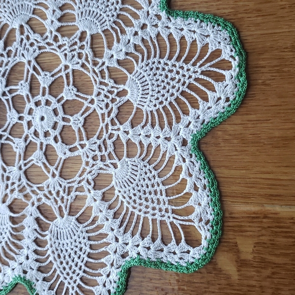 Handmade doili table decor 2 - Picture 3 of 3